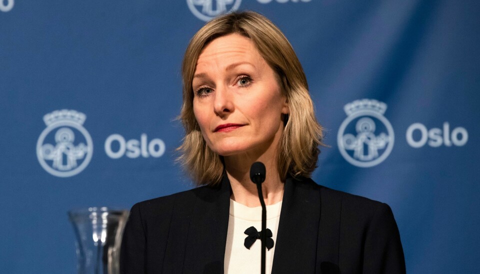 Byråd for oppvekst og kunnskap Inga Marte Thorkildsen (SV) har lenge ment at muntlig eksamen bør avlyses. – Vi har ikke fullstendig oversikt over hvor mange barnehager som er stengt i dag, men tendensen er økende, sier byråd for oppvekst og kunnskap, Inga Marte Thorkildsen (SV). Her avbildet under en tidligere orientering om koronasituasjonen. Foto: Berit Roald / NTB