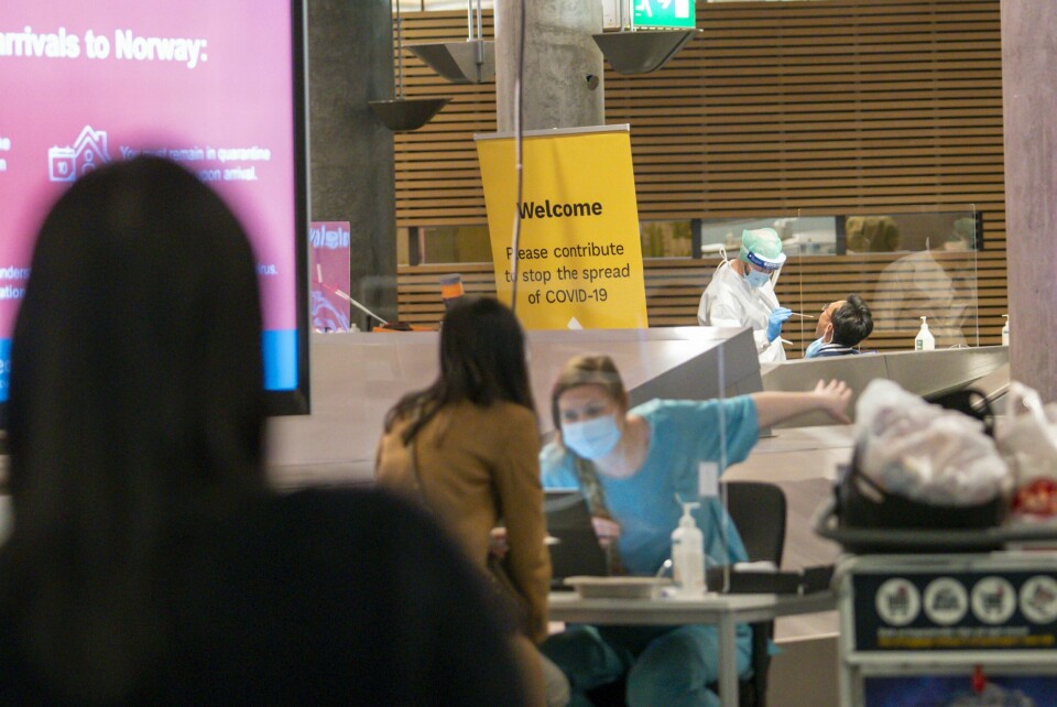 Passasjerer som har kommet fra utlandet koronatestes på Oslo Lufthavn Gardermoen. Illustrasjonsfoto.