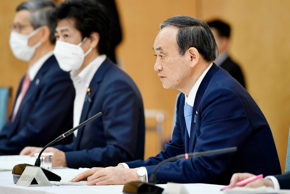 Japans statsminister Yoshihide Suga forlenget fredag unntakstilstanden. Foto: Japans statsminister Yoshihide Suga forlenget fredag unntakstilstanden. Foto: Yoshitaka Sugawara/Kyodo News via AP / NTB