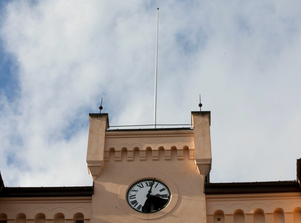 Klokka i Møllergata 19, over Youngstorget i Oslo, ble ødelagt under bombe-angrepet 22. juli. Klokka stoppet ikke, men omtrent en fjerdedel av urskiven ble borte. Biten som er vekk tilsvarer omtrent tidsrommet fra bomben eksploderte til terroristen ble arrestert. Tore Vagn Lids «03:08:38» handler om disse tre timene, åtte minuttene og trettiåtte sekundene, og hva vi egentlig minnes om 22. juli 2011. Klokka i Møllergata 19, over Youngstorget i Oslo, ble ødelagt under bombe-angrepet 22. juli. Klokka stoppet ikke, men omtrent en fjerdedel av urskiven ble borte. Biten som er vekk tilsvarer omtrent tidsrommet fra bomben eksploderte til terroristen ble arrestert. Tore Vagn Lids «03:08:38» handler om disse tre timene, åtte minuttene og trettiåtte sekundene, og hva vi egentlig minnes om 22. juli 2011.