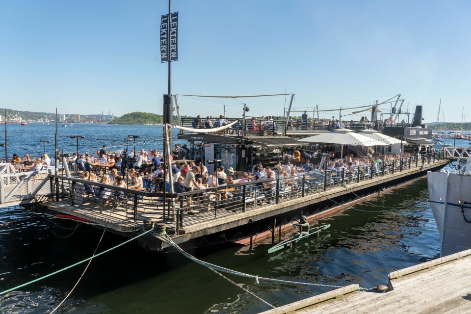 Hovedstadens innbyggere trekker til sjø og vann og koser seg i varmen. Her fra Lekteren restaurant på Aker Brygge lørdag. Hovedstadens innbyggere trekker til sjø og vann og koser seg i varmen. Her fra Lekteren restaurant på Aker Brygge lørdag.Foto: Terje Pedersen / NTB