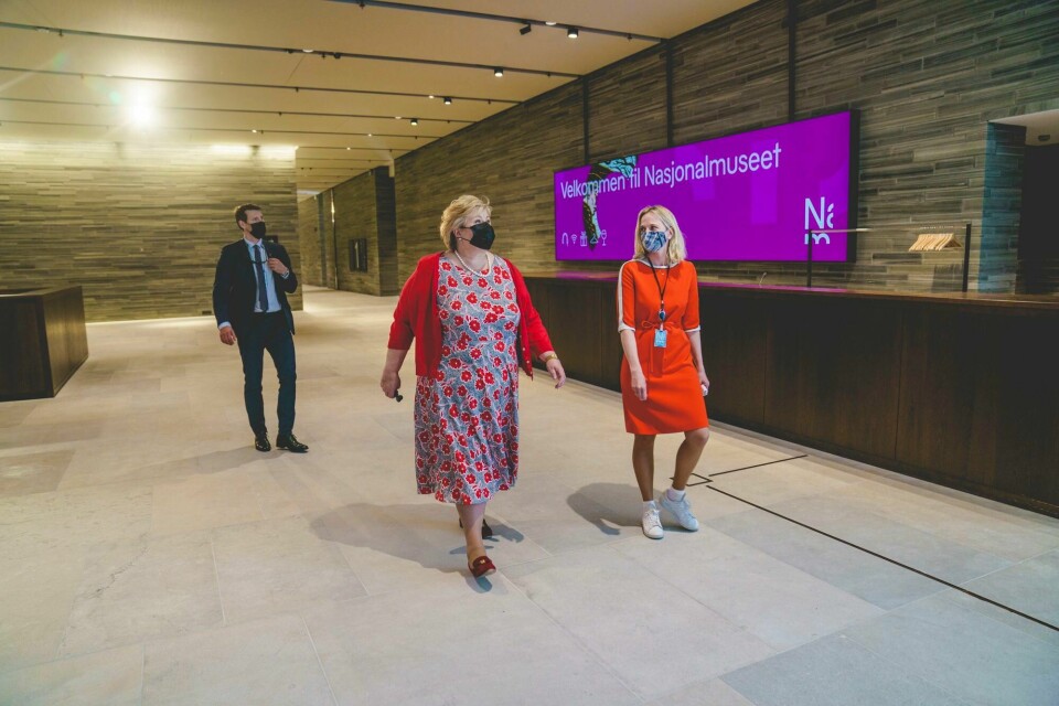 Statsminister Erna Solberg fikk omvising av direktør i Nasjonalmuseet Karin Hindsbo i det nye Nasjonalmuseet. Nasjonalmuseet