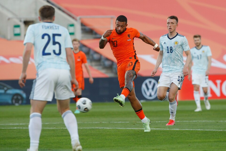 Memphis Depay scorer på volley for Nederland i 2-2-kampen mot Skottland i Portugal Memphis Depay scorer på volley for Nederland i 2-2-kampen mot Skottland i Portugal. Foto: Miguel Morenatti, AP / NTB
