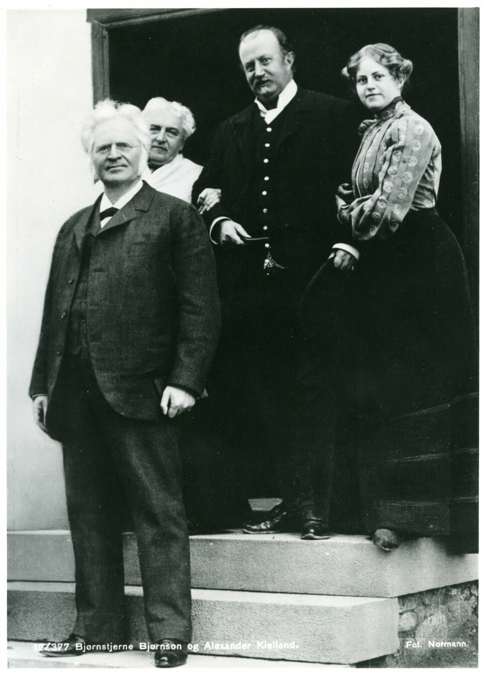 Alexander Kielland og datteren Baby på besøk hos Bjørnstjerne og Karoline Bjørnson. Alexander Kielland og datteren Baby på besøk hos Bjørnstjerne og Karoline Bjørnson.