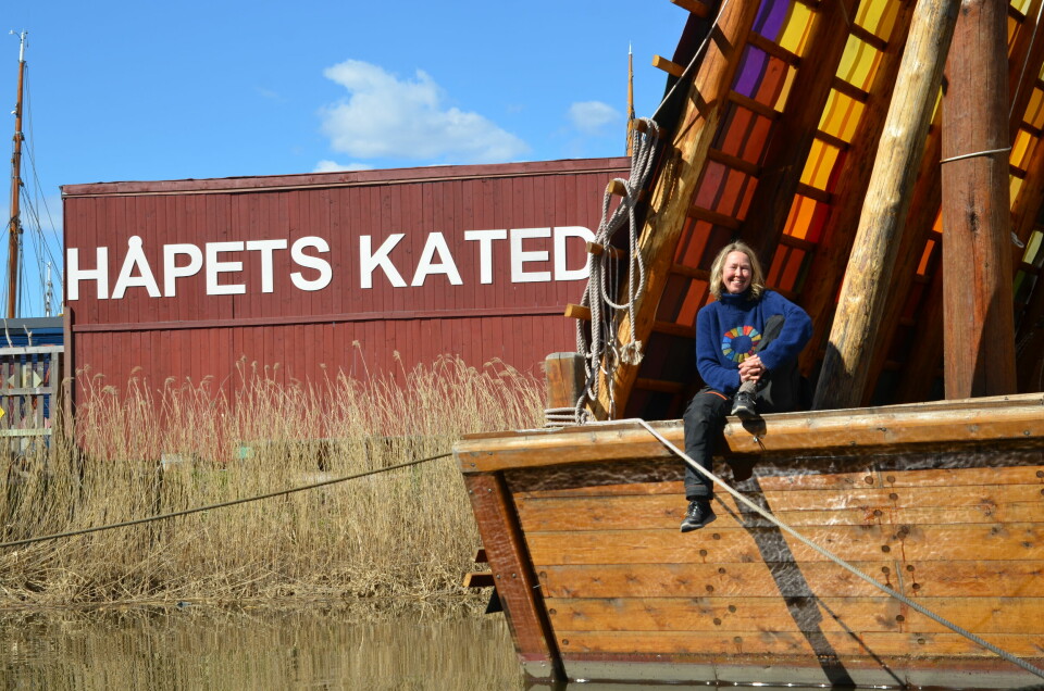 2. pinsedag setter katedralen kursen mot Bygdøy, hvor den skal ligge hele juni. Her sitter kunstnerisk leder, Solveig Egeland. – Katedralen har blitt en møteplass, hvor prambyggere har blitt håpsbyggere, sier kunstnerisk leder Solveig Egeland.