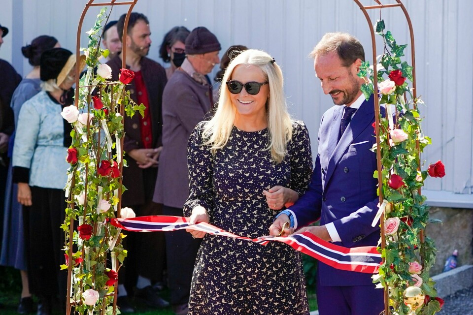 Kronprins Haakon og kronprinsesse Mette-Marit deltar torsdag på 250-årsjubileet for Hans Nielsen Hauges fødsel. Her klipper kronprinsparet snoren til besøkssenteret i Fredrikstad. Kronprins Haakon og kronprinsesse Mette-Marit deltar torsdag på 250-årsjubileet for Hans Nielsen Hauges fødsel. Her klipper kronprinsparet snoren til besøkssenteret i Fredrikstad. Foto: Lise Åserud / NTB