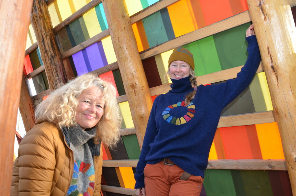 Prosjektleder Anne Skauen og kunstnerisk leder Solveig Egeland kan stolt invitere til digital innvielse av Håpets katedral. Nærmere 10.000 dugnadstimer er lagt ned av frivillig innsats for å reise katedralen. Et interreligiøst samlingsrom bygget i tråd med FNs bærekraftsmål. Takplatene i katedralen er laget av plast som har forurenset hav og strender. Prosjektleder Anne Skauen og kunstnerisk leder Solveig Egeland kan stolt invitere til digital innvielse av Håpets katedral. Nærmere 10.000 dugnadstimer er lagt ned av frivillig innsats for å reise katedralen. Et interreligiøst samlingsrom bygget i tråd med FNs bærekraftsmål. Takplatene er laget av plast som har forurenset hav og strender.
