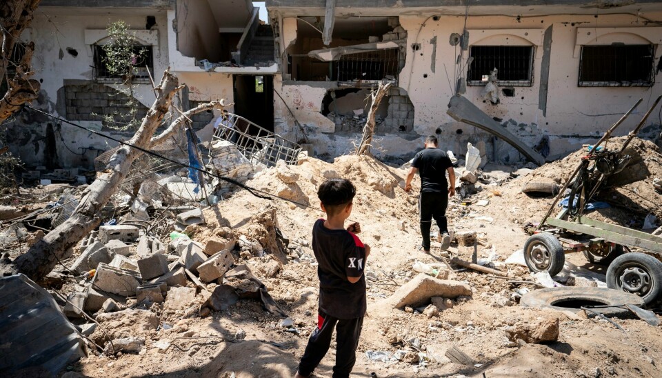 Gazastripen må ryddes etter den elleve dager lange krigen mellom Hamas og Israel, sier Norsk Folkehjelp. Her står palestinere blant ødeleggelser i Beit Hanoun på Gazastripen. Gazastripen må ryddes etter den elleve dager lange krigen mellom Hamas og Israel, sier Norsk Folkehjelp. Her står palestinere blant ødeleggelser i Beit Hanoun på Gazastripen.