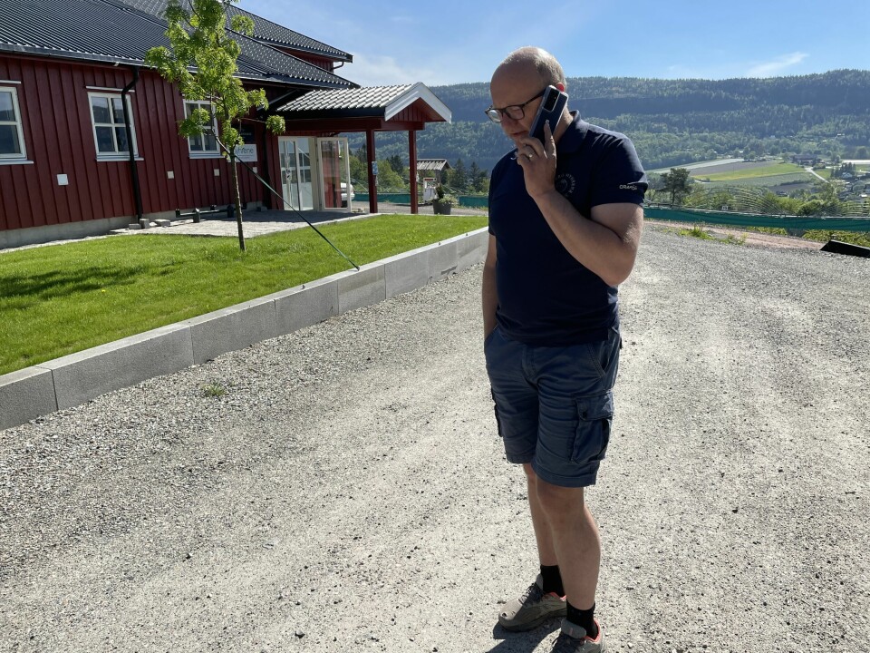 Ikke lett å få audiens hos Simen Andreas Myhrene om dagen. Han står i telefonen hele tida for å skaffe arbeidskraft. Imens modnes jordbæra. Ikke lett å få audiens hos Simen om dagen. Han står i telefonen hele tida for å skaffe arbeidskraft. Imens modnes jordbæra.