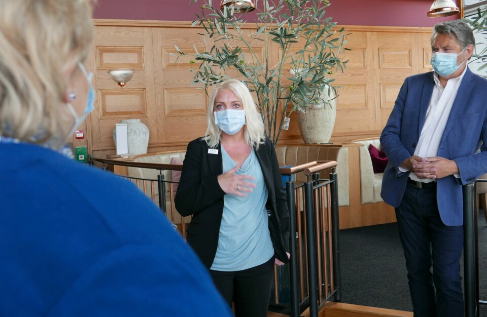Husøkonom Maria Nannos Jarnbjo ved Scandic City i Fredrikstad gir statsminister Erna Solberg en innføring i hvordan hotell-virkeligheten har vært preget av permitteringer og usikkerhet under pandemien. Til høyre, Jens Olav Simensen. Husøkonom Maria Nannos Jarnbjo ved Scandic City i Fredrikstad gir statsminister Erna Solberg en innføring i hvordan hotell-virkeligheten har vært preget av permitteringer og usikkerhet under pandemien. Til høyre, Jens Olav Simensen.