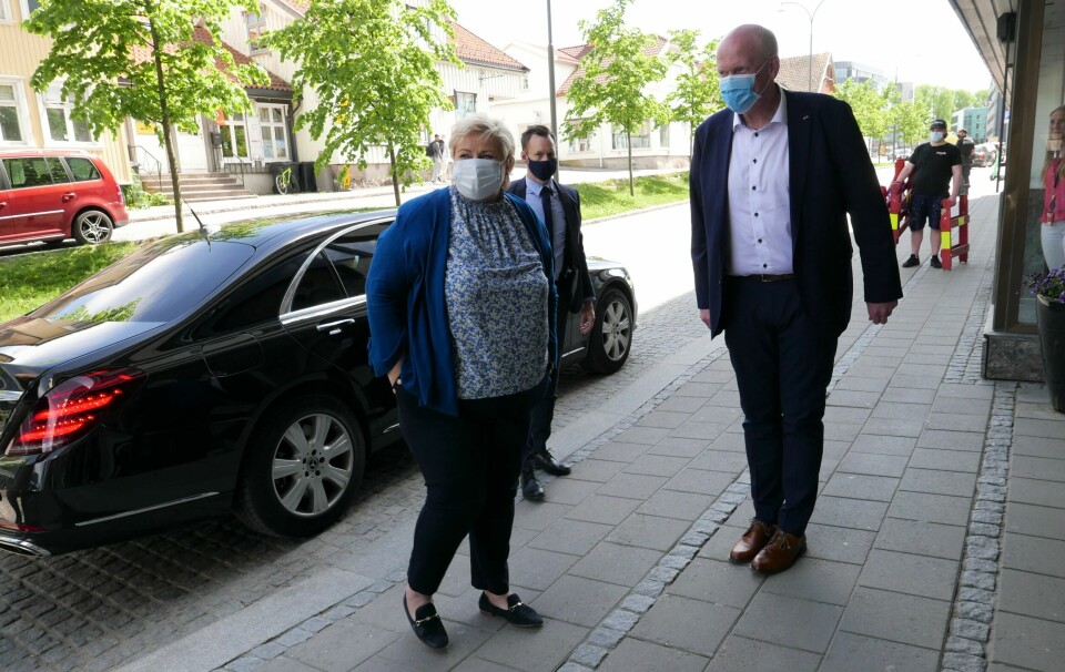 Statsminister Erna Solberg tas imot av hotelldirektør Arild Bekken ved Scandic City i Fredrikstad, hvor Solberg skal få en innføring i hvordan pandemien med sine restriksjoner og dermed permitteringer har truffet hotellbransjen hardt. Statsminister Erna Solberg tas imot av hotelldirektør Arild Bekken ved Scandic City i Fredrikstad, hvor Solberg skal få en innføring i hvordan pandemien med sine restriksjoner og dermed permitteringer har truffet hotellbransjen hardt.