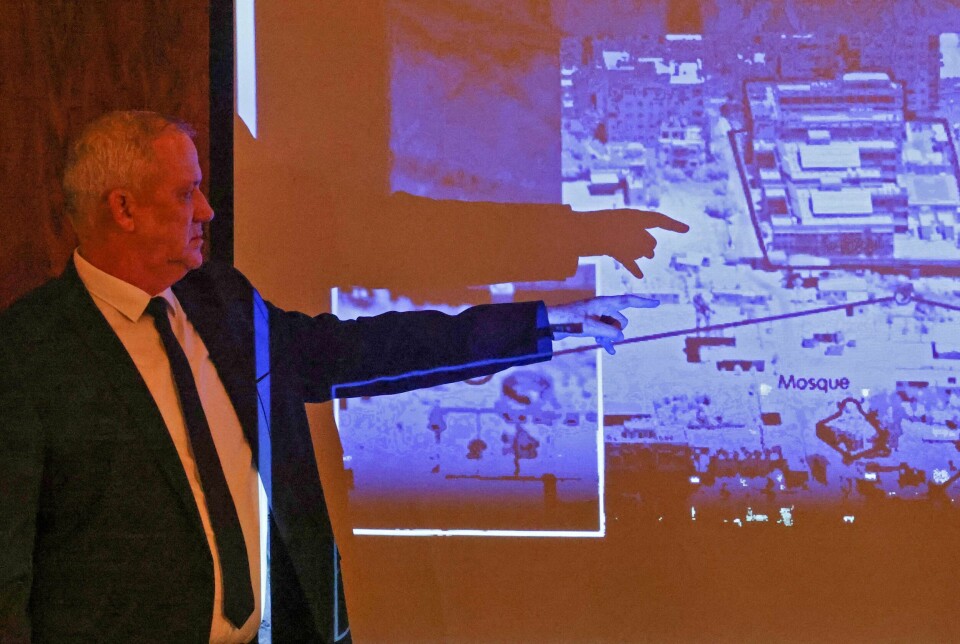 Israels forsvarsminister Benny Gantz viser fram mål den israelske hæren har truffet i Gaza. Israel har hevdet at angrepene utelukkende har vært rettet mot militære mål. FN har bedt om bevis for påstanden. Israels forsvarsminister Benny Gantz viser fram mål den israelske hæren har truffet i Gaza. Israel har hevdet at angrepene utelukkende har vært rettet mot militære mål. FN har bedt om bevis for påstanden.