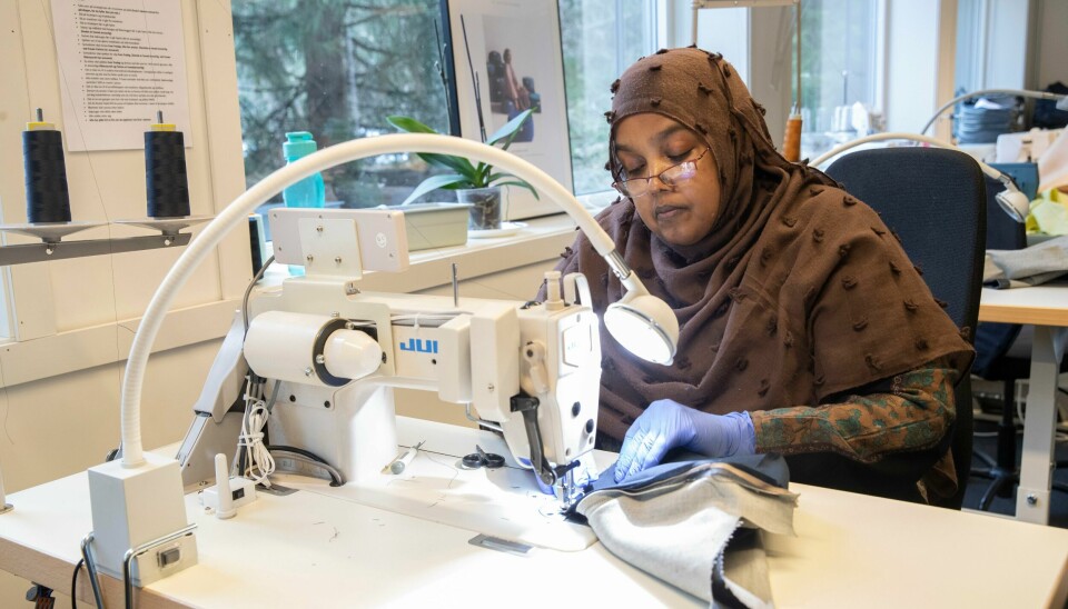 Hodan Jama Farrah syr en smittervernsfrakk på bedriften Sisters in Business i Asker. Sisters in Business er et sosialt entreprenørskap som rekrutterer og sysselsetter innvandrerkvinner. Hodan Jama Farrah syr en smittervernsfrakk på bedriften Sisters in Business i Asker. Sisters in Business er et sosialt entreprenørskap som rekrutterer og sysselsetter innvandrerkvinner.