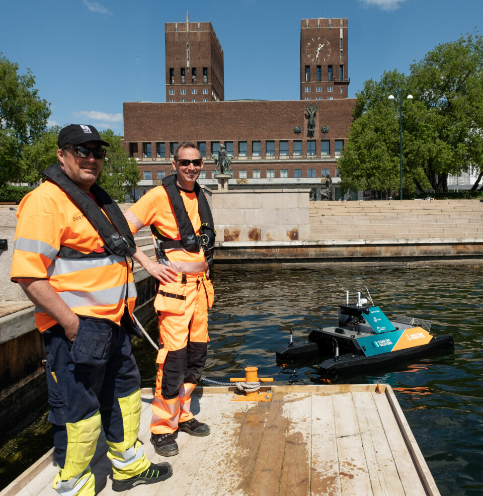 Skal bruke dronen. Edvin Wibetoe (overingeniør i Oslo Havn) og Steven Dahl (driftstekniker Oslo Havn) på bryggekanten ved Honnørbrygga, med dronen i bakgrunnen. Skal bruke dronen. Edvin Wibetoe (overingeniør i Oslo Havn) og Steven Dahl (driftstekniker Oslo Havn) på bryggekanten ved Honnørbrygga, med dronen i bakgrunnen.