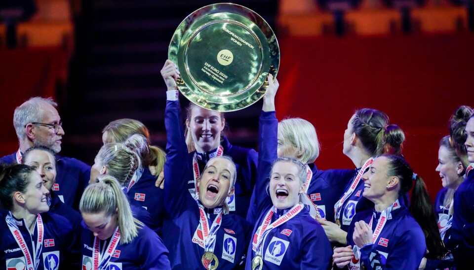 Heidi Løke og Marit Røsberg Jacobsen løfter trofeet som beviser at Norge ble europamestere i håndball 2020.
