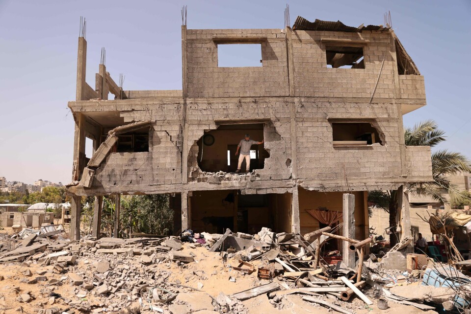 Palestinske Mansour Abu Ghadyan står i hjemmet sitt som ble ødelagt i israelske bombeangrep i Gaza by. Palestinske Mansour Abu Ghadyan står i hjemmet sitt som ble ødelagt i israelske bombeangrep i Gaza by.