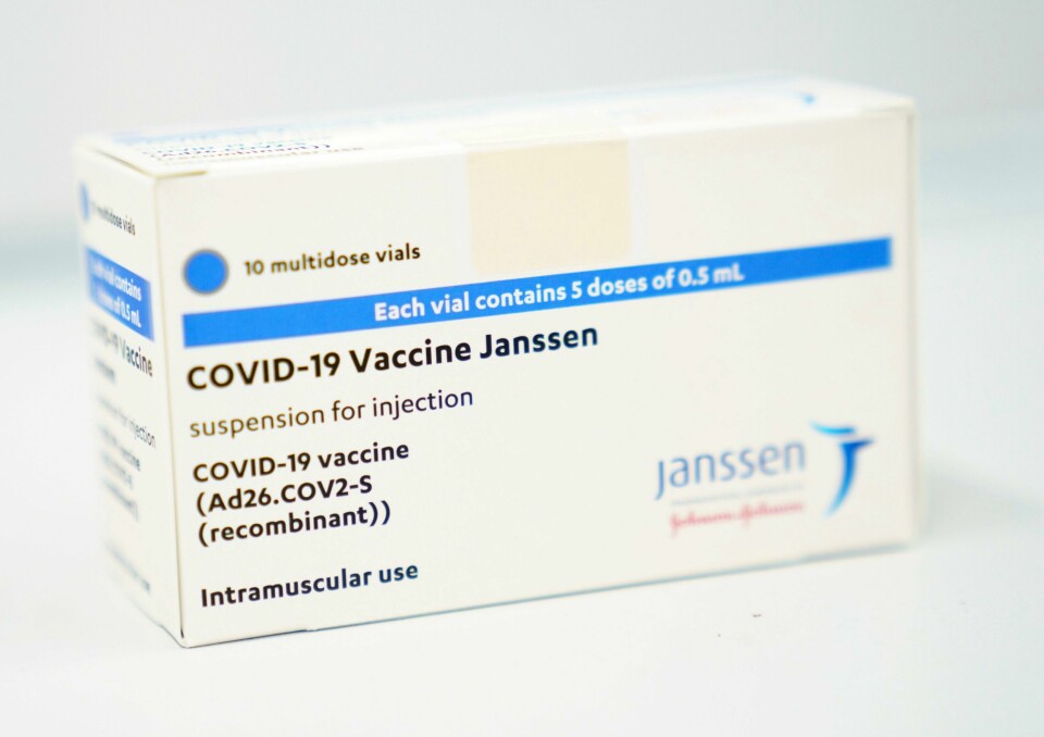 Foreløpig står det 200.000 ubrukte doser av Janssen-vaksinen på lager hos FHI. Janssen-vaksinen fra Johnson & Johnsen er foreløpig ikke tatt i bruk i Norge og det er usikkert hva som vil skje med dosene som allerede har ankommet og befinner seg på et av FHIs lagre. Foto: Torstein Bøe / NTB