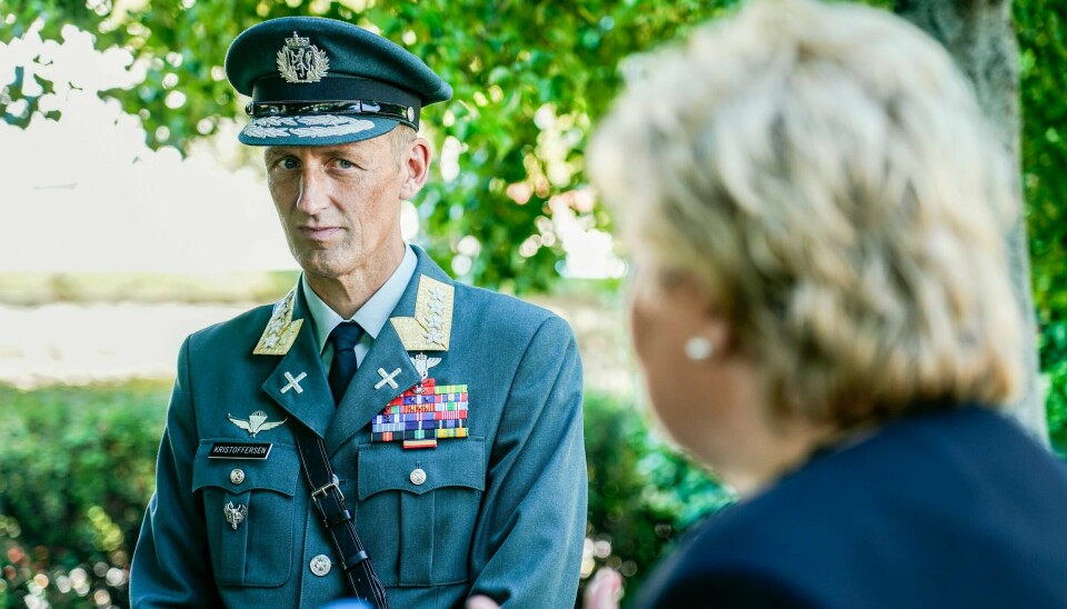Eirik Kristoffersen i samtale med statsminister Erna Solberg etter at han overtok som forsvarssjef under en seremoni på Akershus festning. Eirik Kristoffersen i samtale med statsminister Erna Solberg etter at han overtok som forsvarssjef under en seremoni på Akershus festning.