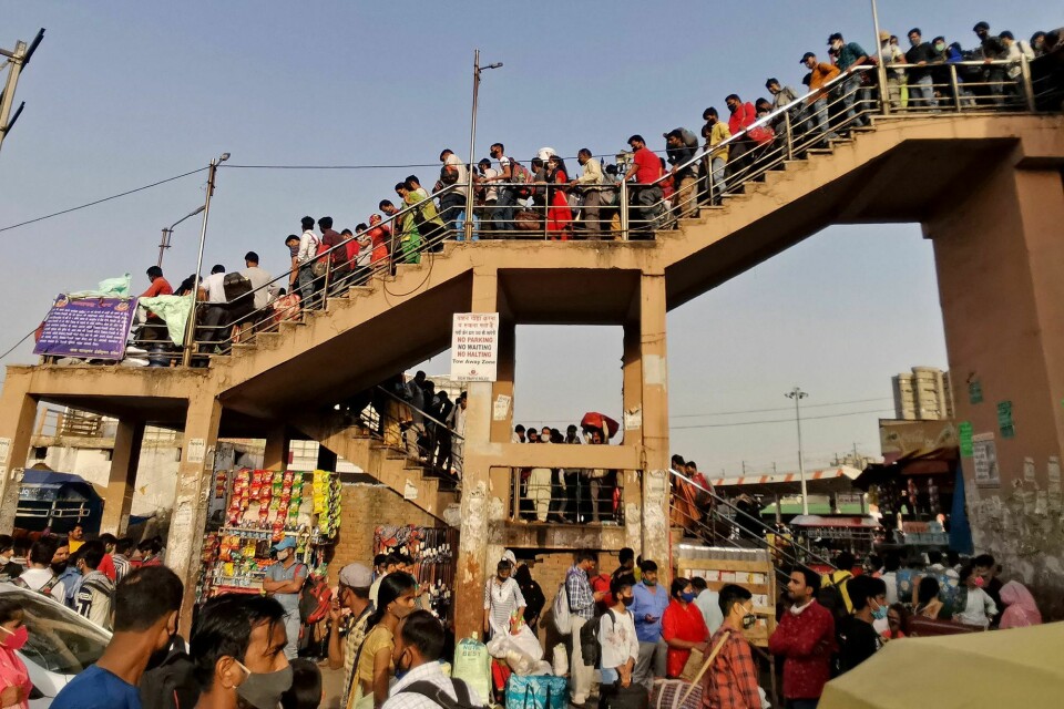 Indias befolkning blir stadig større, og hele 65 prosent er under 35 år. Det gir både muligheter og utfordringer. Her fra en folksom busstasjon i New Delhi i april, like før en nedstengning ble innført for å hindre koronasmitte. Indias befolkning blir stadig større, og hele 65 prosent er under 35 år. Det gir både muligheter og utfordringer. Her fra en folksom busstasjon i New Delhi i april, like før en nedstengning ble innført for å hindre koronasmitte.