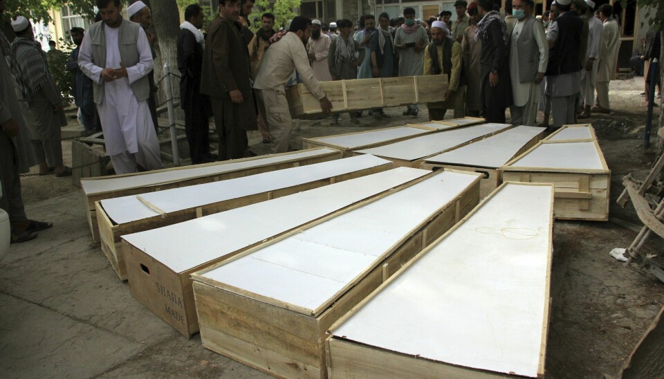 Kister med ofrene for angrepet tirsdag kveld ligger på bakken ved et sykehus i Baghlan-provinsen onsdag. Kister med ofrene for angrepet tirsdag kveld ligger på bakken ved et sykehus i Baghlan-provinsen onsdag. Foto: Mehrab Ibrahimi / AP / NTB
