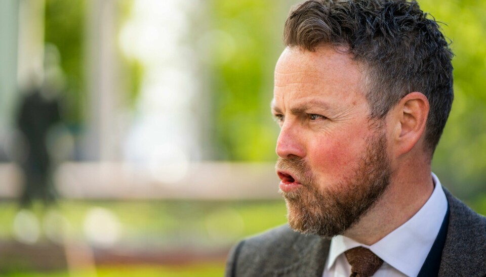 Arbeids- og sosialminister Torbjørn Røe Isaksen (H) bedyrer at han ikke hadde noen intensjoner om å bryte inn i streiken. Røe Isaksens ord blir farlig tomme. .