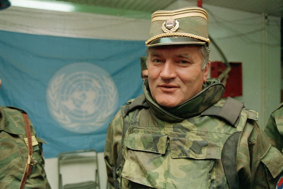 Ratko Mladic under krigen i Bosnia i 1993. Tirsdag opprettholdt Det internasjonale krigsforbrytertribunalet livsdommen mot ham. Ratko Mladic under krigen i Bosnia i 1993. Han blir trolig dømt til livstid i fengsel tirsdag. (AP Photo/Jerome Delay, File)