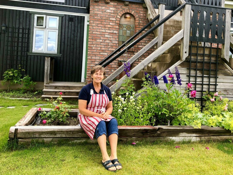 Anne Lene Lier Fauske og familien selger sin flotte gård Søndre Tveten i Sylling i Lier, med røtter tilbake til 1600-tallet. Her foran en av de nye bygningene på eiendommen, hvor det de siste årene har blitt drevet gårdshotell. Søndre Tveten selges
