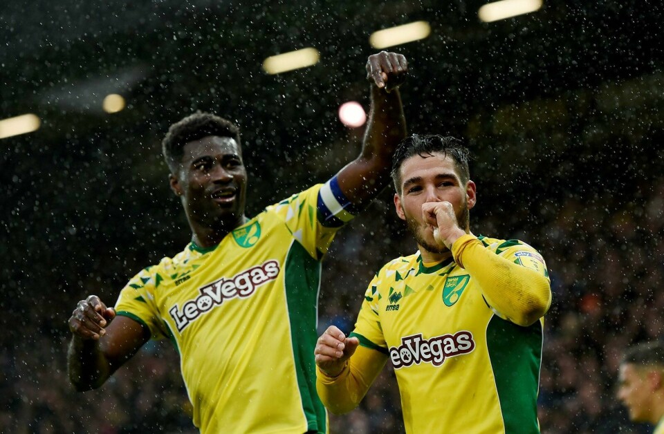 Emi Buendia var strålende da han og Norwich sikret opprykk tilbake til Premier League forrige sesong, men blir ikke med klubben opp på det øverste nivået. Det gjør heller ikke Alexander Tettey, som har signert for Rosenborg. Alexander Tettey (t.v) og Norwich er seinhøstens klatrer på Championship-tabellen, og troner på toppen etter fem seirer på rad. Til høyre Emi Buendia. FOTO: ADAM HOLT/NTB SCANPIX