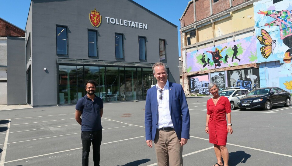 Gruppeleder for Moss Arbeiderparti Shakeel Rehman, stortingskandidat og ordfører Jon-Ivar Nygård, Fredrikstad og ordfører Hanne Tollerud, Moss vil ha flere statlige arbeidsplasser til Østfold, først og fremst et a-krimsenter. Her foran Tolletaten, som nylig åpnet sitt administrasjonssenter i Moss. Gruppeleder for Moss Arbeiderparti Shakeel Rehman, ordfører Jon-Ivar Nygård, Fredrikstad og ordfører Hanne Tollerud, Moss.