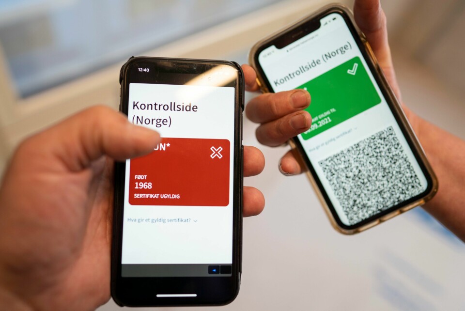 Fullvaksinerte og beskyttede får grønt i det nye koronasertifikatet, mens uvaksinerte får rødt. Folk med grønt koronapass må fortsatt i innreisekarantene etter reiser til utlandet. Rødt eller grønt? Koronasertifikatet viser om man er beskyttet mot covid-19. Foto: Heiko Junge / NTB