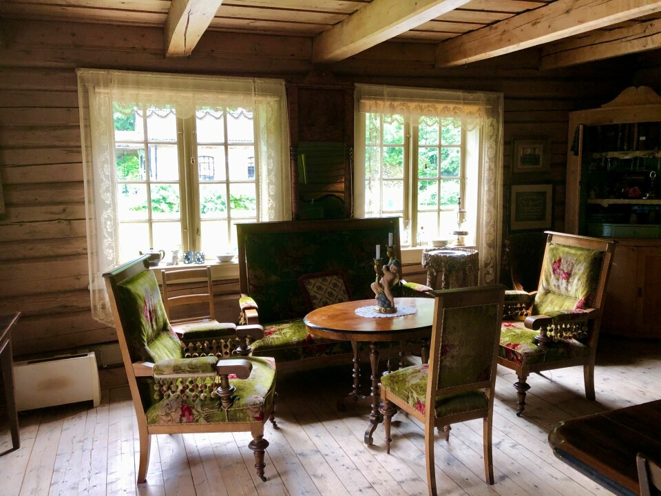Gamlestua er nesten autentisk som da huset sto nyoppført i 1823, hvis man ser bort fra akkurat disse klunkestilsmøblene fra slutten av 1800-tallet. Søndre Tveten selges