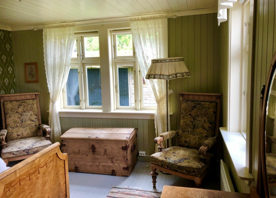 Et av overnattingsrommene i Bryggerhuset, i romantisk bondestil. Hvert av de seks rommene har eget bad. Søndre Tveten selges