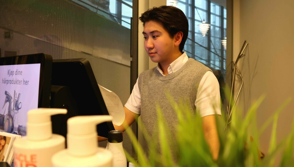 Amir Hamid håndterer det meste av kundekontakten, men får også klippe litt av og til. Amir Hamid, assistent på Color Bar, Raskt i jobb-prosjektet til Nav.