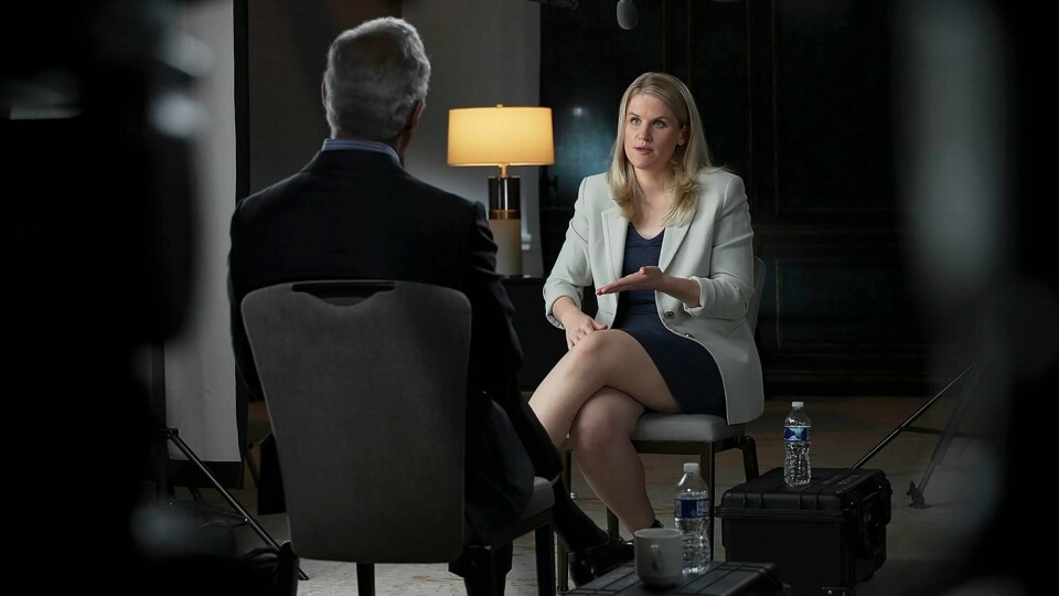 Facebook-varsler Frances Haugen intervjues av CBS' Scott Pelley. In this Sept. 16, 2021, photo provided by CBS, Facebook whistleblower Frances Haugen talks with CBS' Scott Pelley on '60 Minutes,' in an episode that aired Sunday, Oct. 3. (Robert Fortunato/CBS News/60 Minutes via AP)
