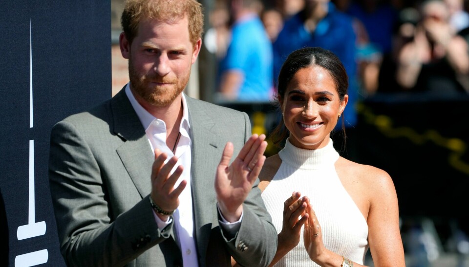 Storbritannias prins Harry, her med kona Meghan, inngår forlik med Mirror Group i søksmålet om telefonhacking. Prinsen tilkjennes erstatning og får rettsutgiftene dekket. Storbritannias prins Harry, her med kona Meghan, inngår forlik med Mirror Group i søksmålet om telefonhacking. Prinsen tilkjennes erstatning og får rettsutgiftene dekket. Foto: Martin Meissner / AP / NTB