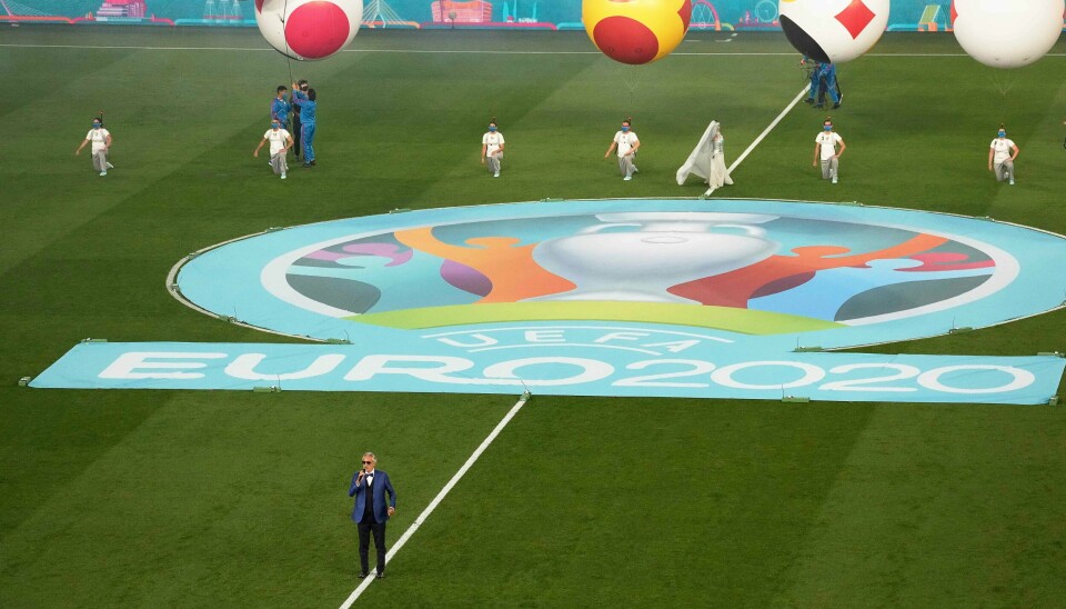 Andrea Bocelli i aksjon på Olympiastadion i Roma fredag kveld før Italia slo Tyrkia 3-0. Foto: Andrea Bocelli i aksjon på Olympiastadion i Roma fredag kveld før Italia slo Tyrkia 3-0. Foto: