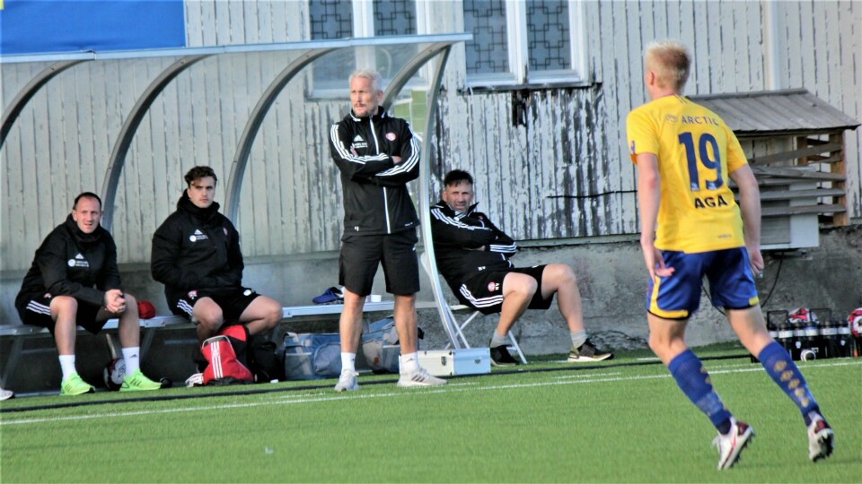 KFUM-trener Jørgen Isnes, her fra en tidligere match. KFUM-trener Jørgen Isnes lar seg overraske over at noen lenger lar seg overraske over Grorud, og mener byrivalen kan være med å kjempe høyt på tabellen i 1. divisjon. Her fra fjorårets kamp mellom Grorud og KFUM på Grorud Arctic Match.