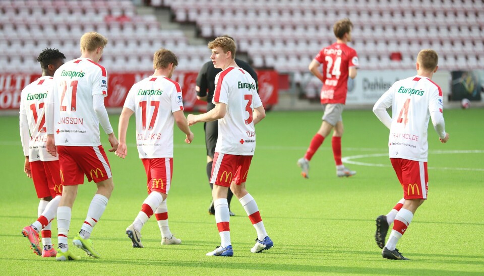 Her er en 15-årig Ethan Amundsen-Day (midten) i aksjon i FFKs 2-1-seier hjemme mot Strømmen. FFK - Strømmen 2-1 på Fredrikstad stadion.