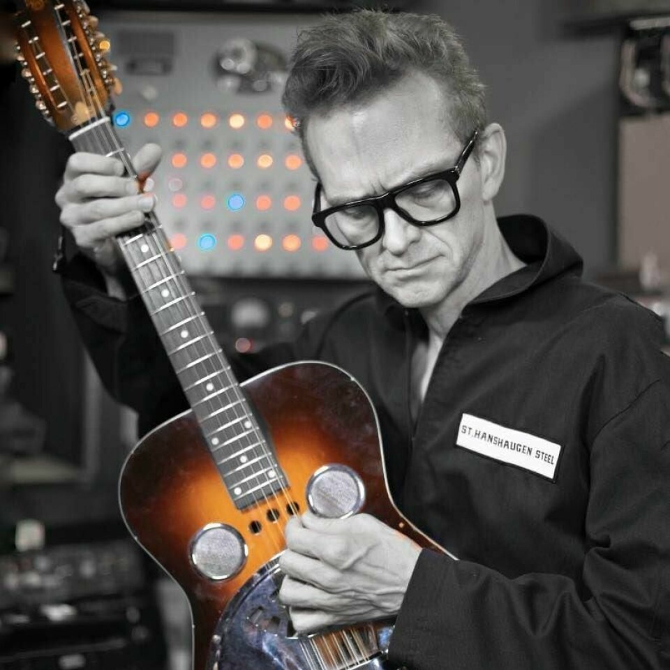 Geir Sundstøl med gitaren som er et av 24 instrumenter han trakterer på sitt utmerkede nye album. Geir Sundstøl med gitaren som er et av 24 instrumenter han trakterer på sitt utmerkede nye album.