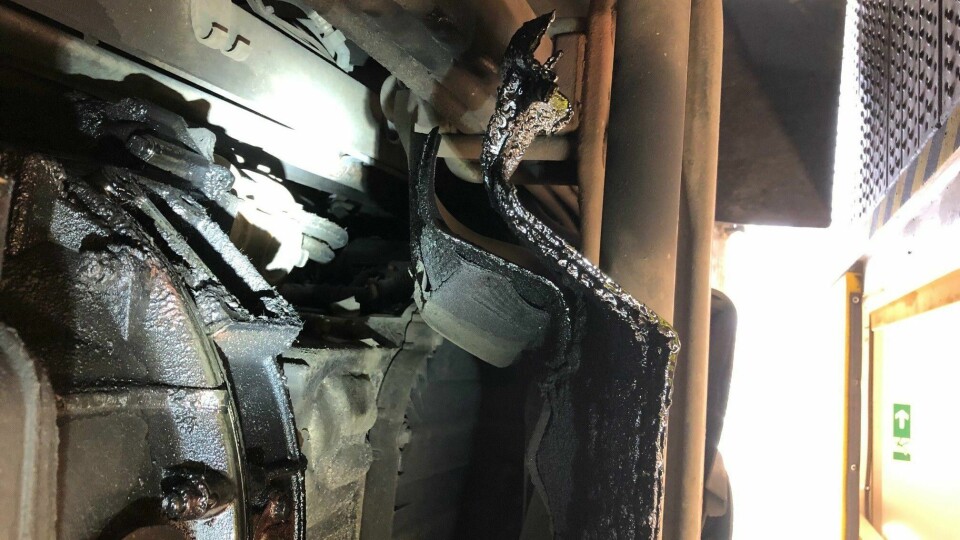 Som bildet viser var dte betydelige mengder olje som hadde lekket fra motoren, ned på eksosanlegget og trolig videre ned på veibanen. Oljelekkasje fra motor på vognotg som fraktet farlig gods. Stoppet i kontroll ved Ørje 9. juni.