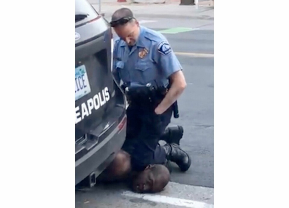 Dette videoopptaket av politimannen Derek Chauvin som presser kneet sitt på halsen til George Floyd, ble gjort av tenåringsjenta Darnella Frazier. Fredag ble hun tildelt en Pulitzerpris. Foto: Darnella Frazer / AP / NTB Dette videoopptaket av politimannen Derek Chauvin som presser kneet sitt på halsen til George Floyd, ble gjort av tenåringsjenta Darnella Frazier. Fredag ble hun tildelt en Pulitzerpris. Foto: Darnella Frazer / AP / NTB