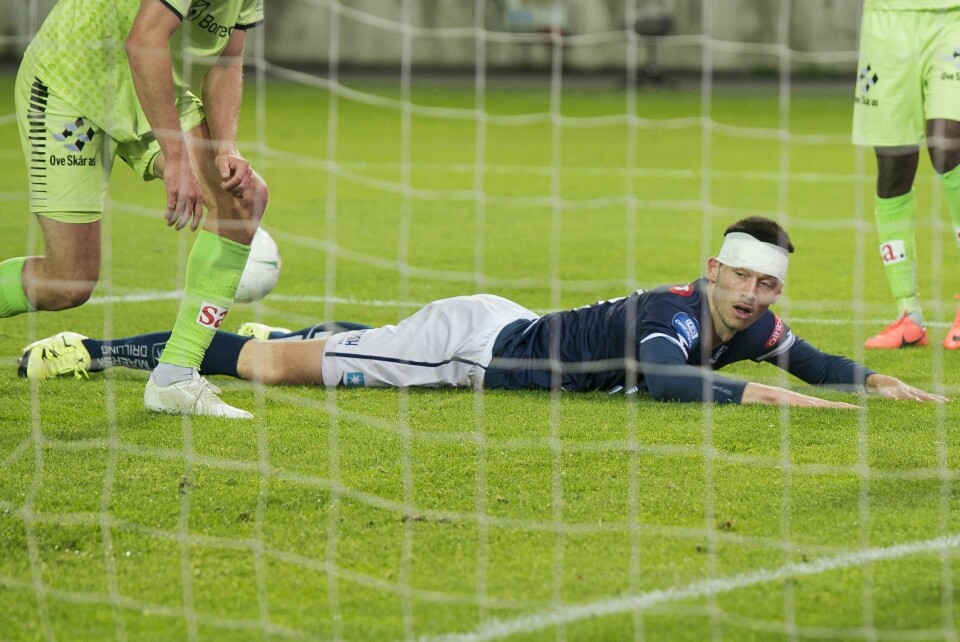 Vikings Kieffer Moore ligger på banen i semifinalen mellom Viking og Sarpsborg 08 i 2015, da de mørkeblå røk ut på overtid. Kieffer Moore