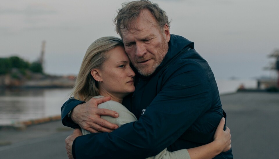Viaplay annonserte nylig at sesong fire av «Wisting» med Sven Nordin og Thea Green Lundberg kommer på strømmeren denne påsken. Flere av strømmerens norske og nordiske titler er nå overtatt av amerikansk Amazon Prime Video. Far og journalistdatter Wisting havner i dramatiske omstendigheter i den nye sesongen av «Wisting». Sven Nordin og Thea Green Lundberg er tilbake i rollene i den norske krimserien til påske.