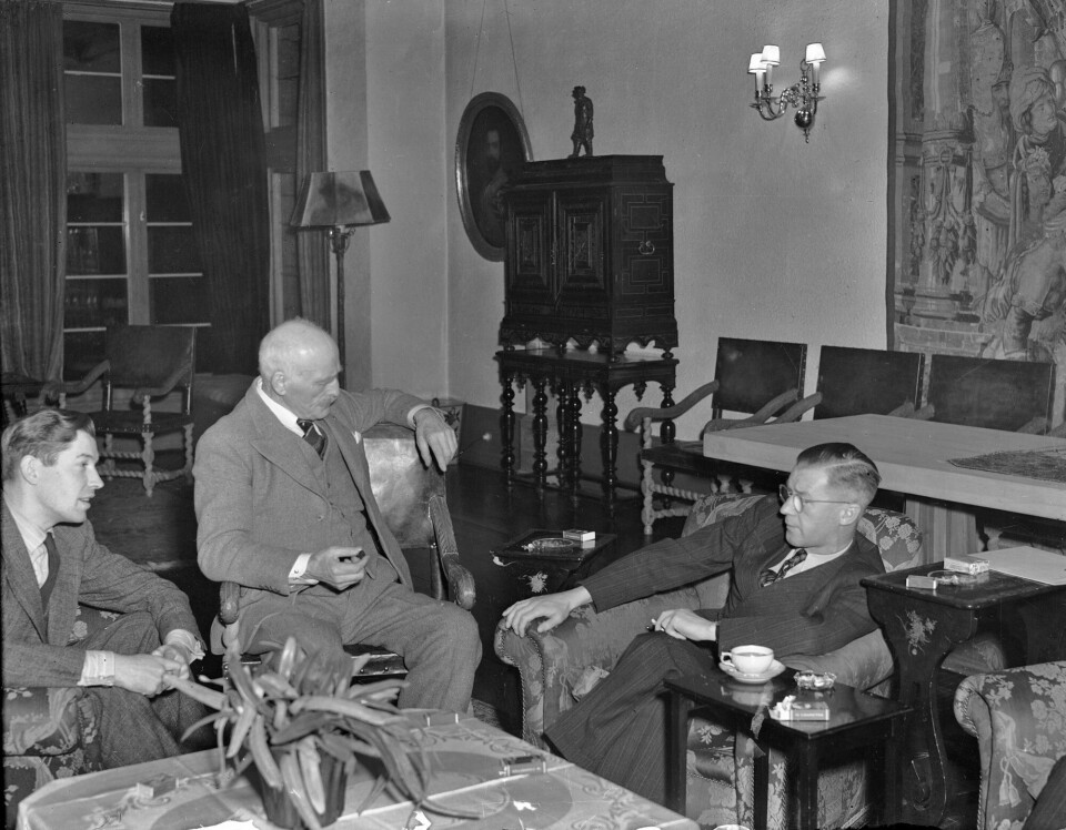 Forfatteren Knut Hamsun (i midten) og hans sønn Tor Hamsun (tv) på besøk hos okkupasjonsregimets leder Joseph Terboven på Skaugum i 1941. Knut Hamsun