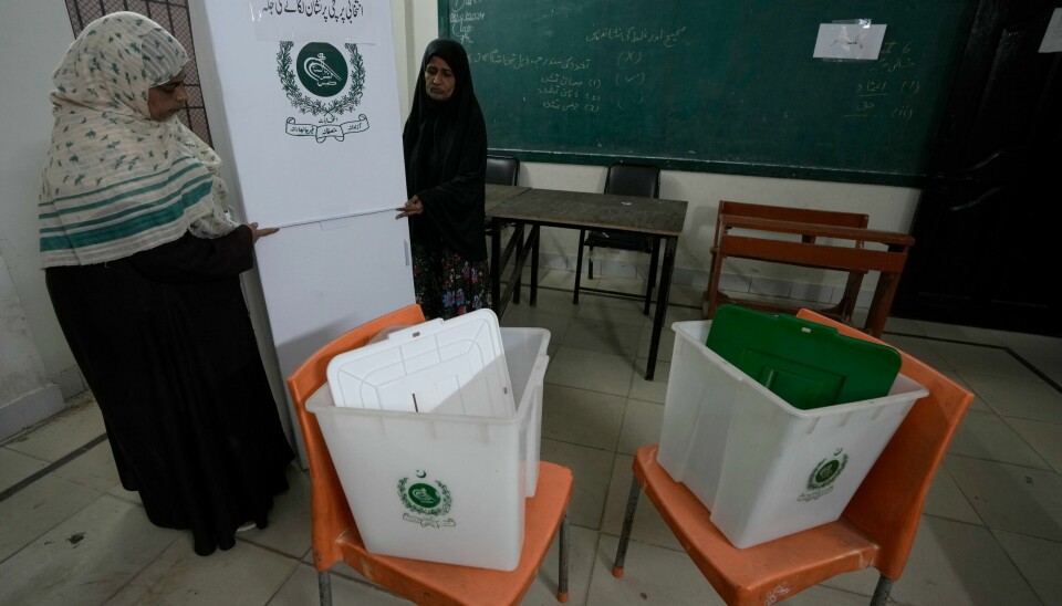 Funksjonærer gjør klart for valg i et lokale i Karachi. Funksjonærer gjør klart for valg i et lokale i Karachi. Foto: Fareed Khan / AP / NTB