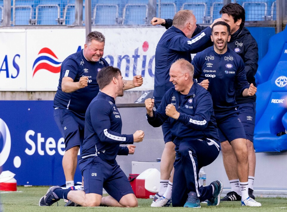 Kanskje det blir så moro med Vålerenga ut på tur i sommer? Her er det glede å spore etter seieren i Molde i slutten av mai. Foto: Kanskje det blir så moro med Vålerenga ut på tur i sommer? Her er det glede å spore etter seieren i Molde i slutten av mai. Foto: