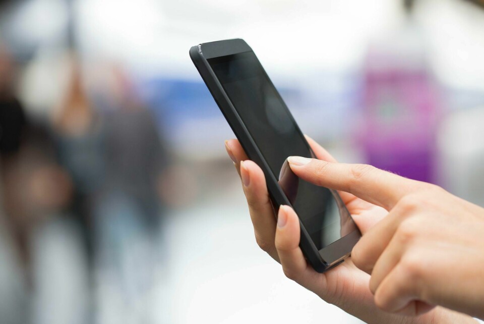 Illustrasjonsfoto. Debatten om mobilbruk går hett for seg i Frankrike om dagen. Nå har en fransk by vedtatt å forby skrolling på telefonen i offentligheten. Bildet er et illustrasjonsfoto.