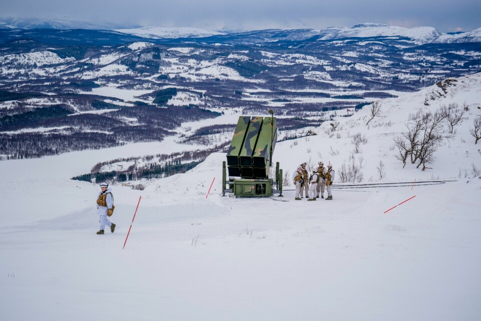 Det mobile luftvernsystemet Nasams er her installert på en fjelltopp ved Evenes flystasjon. Nå skal Norge kjøpe flere av disse. Det mobile luftvernsystemet Nasams er her installert på en fjelltopp ved Evenes flystasjon. Nå skal Norge kjøpe flere av disse. Foto: Stian Lysberg Solum / NTB