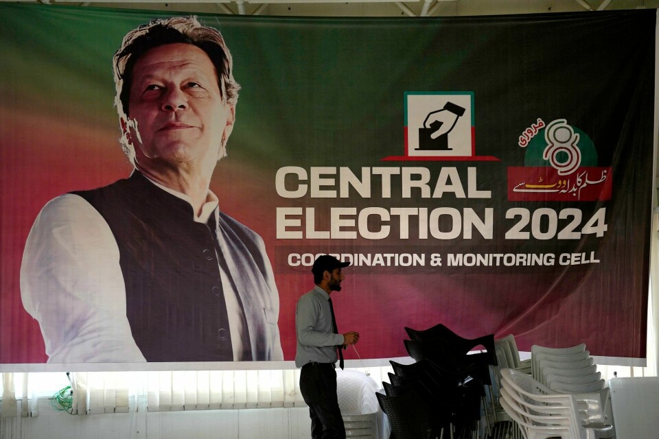 En tilhenger av Pakistans fengslede eksstatsminister Imran Khan passerer en valgkamplakat ved partikontoret i Islamabad fredag. En tilhenger av Pakistans fengslede eksstatsminister Imran Khan passerer en valgkamplakat ved partikontoret i Islamabad fredag.