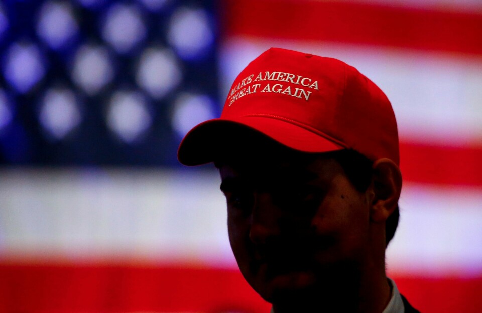 En Trump-tilhenger iført en «MAGA»-caps. Oliver Lester, of Montgomery, wears a hat with President President Donald Trump's campaign slogan as he watches results come in for Gov. Kay Ivey at a watch party, Tuesday, Nov. 6, 2018, in Montgomery, Ala. (AP Photo/Butch Dill)